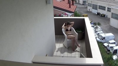 Ich spioniere meine junge Mitbewohnerin beim Masturbieren auf dem Balkon aus